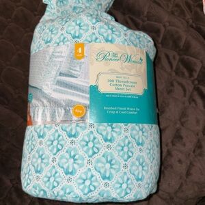The Pioneer Woman Aqua and White Floral Cotton Percale Sheet Set